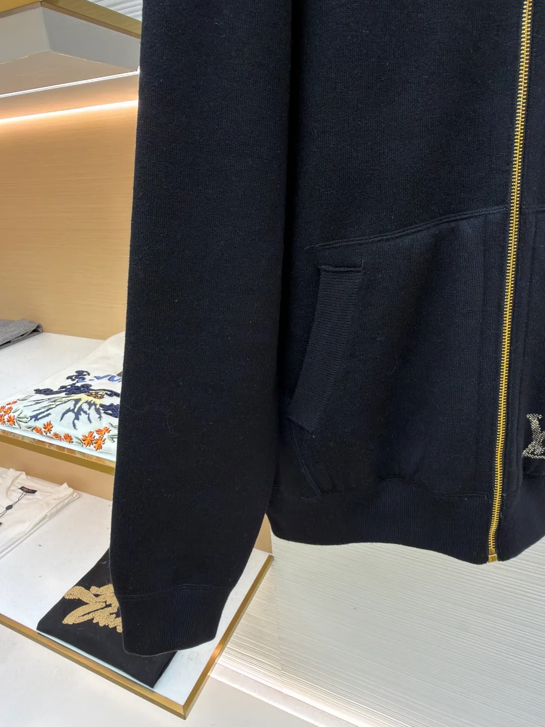 LOUIS VUITTON double-sided hooded full-print jacket ●Original version: purchased and developed by 29237 ●Item number: 1681682-C55 ●Fabric: sheep wool fabric ●Technology: knitted ●Color: black/brown ●Version: fitted version ●Weight: about 1165 grams ●Size: S-M-L-XL ●Description: This double-sided hooded jacket adopts Louis Vuitton's classic double-sided design process. One side is the brand's iconic presbyopic pattern, and the other side is a solid color design. The front of the jacket features a gold metal zipper with Louis Vuitton's branding on the zipper pull, and precision stitching on the edge of the zipper to ensure the durability and smoothness of the zipper. The brim and hem of the jacket are ribbed, which not only ensures wearing comfort, but also effectively prevents wind and warmth. The chest pocket design uses hidden sewing technology, and the edges of the pocket fit closely with the main fabric, which not only maintains the overall aesthetics, but also increases practicality. The lining of the jacket is also made of high-quality fabric, which perfectly matches the outer fabric to ensure comfort and breathability. The overall sewing process uses double stitching to ensure the durability and stability of the jacket. The overall wiring is straight and delicate, the fabric is comfortable and soft, and the color is consistent without color difference. It can be matched with the same style to create a fashionable look and control various occasions. Customized accessories, complete with three standards, same style for men and women!